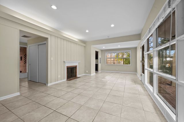 949 Ridgewood Drive, Highland Park, IL 60035