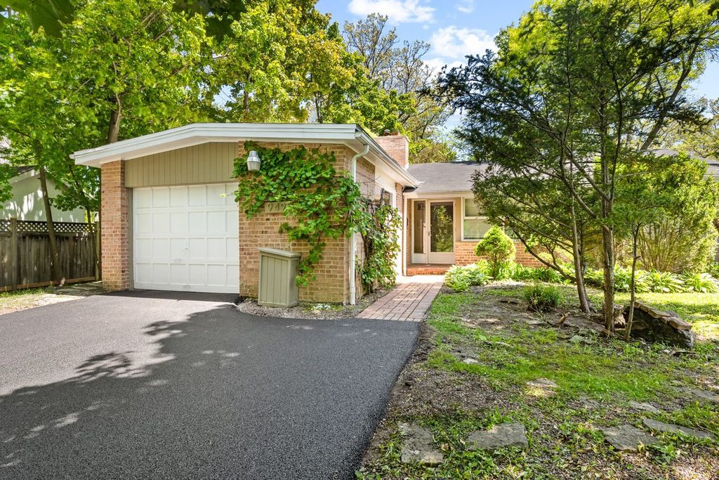 949 Ridgewood Drive, Highland Park, IL 60035