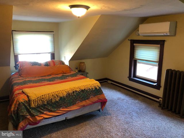 132 WALNUT ST, Mont Clare, PA 19453