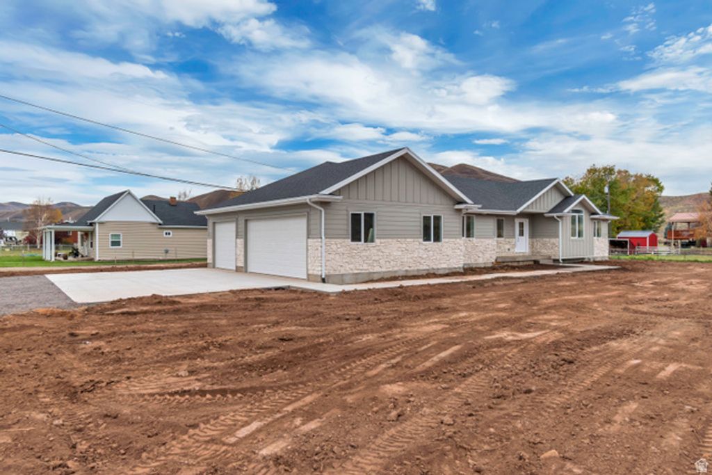125 E CANYON RD, Henefer, UT 84033