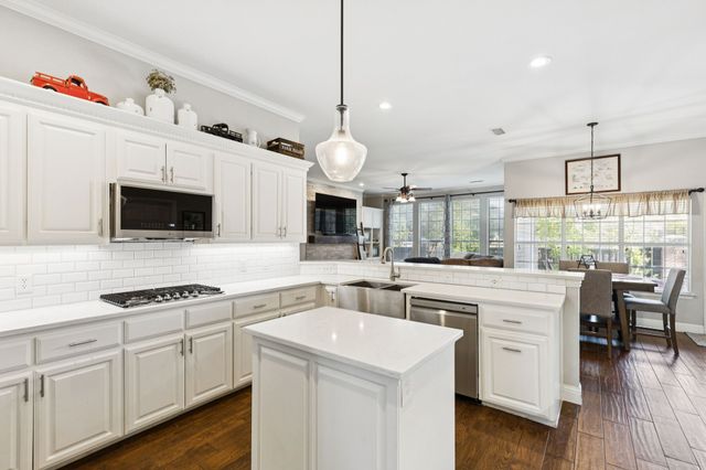 1060 Rosewood Drive, Grapevine, TX 76051