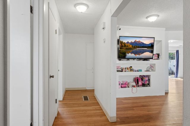 2716 Apple Valley Avenue SW, Albuquerque, NM 87105