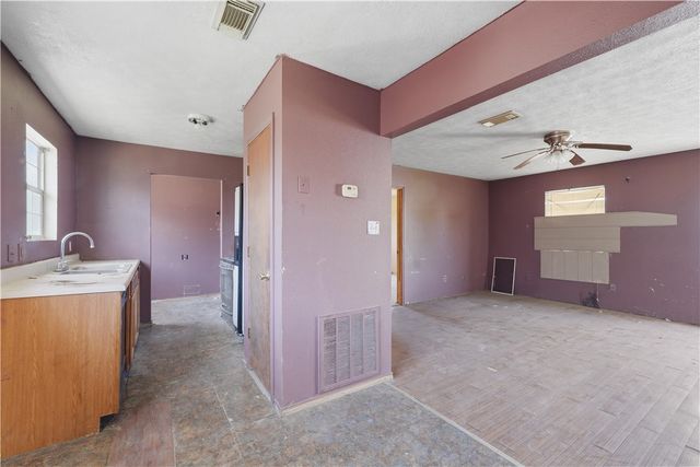 1403 Pecan Street, Hearne, TX 77859