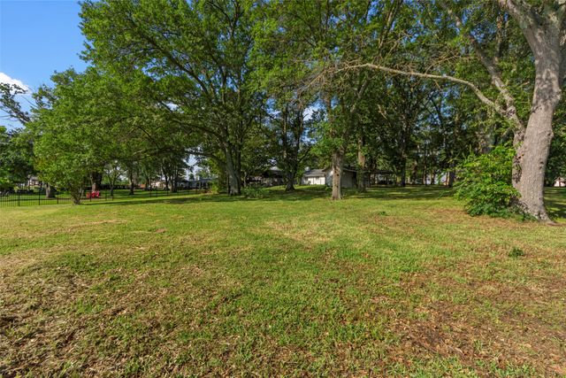 1805 Beavers Point, Bonham, TX 75418