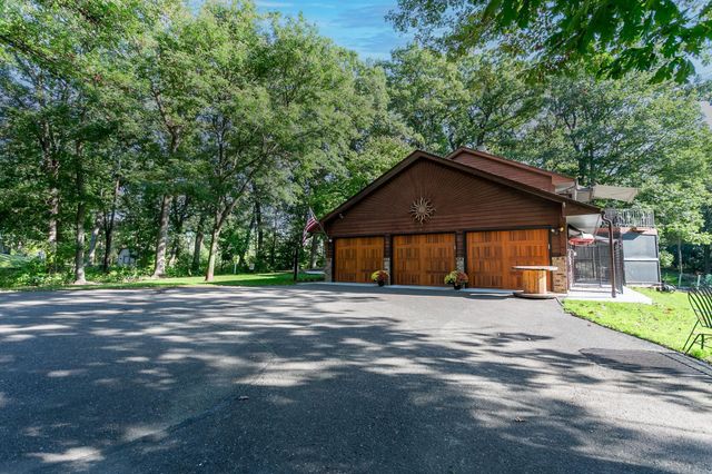8717 Demontreville Trail N, Lake Elmo, MN 55042