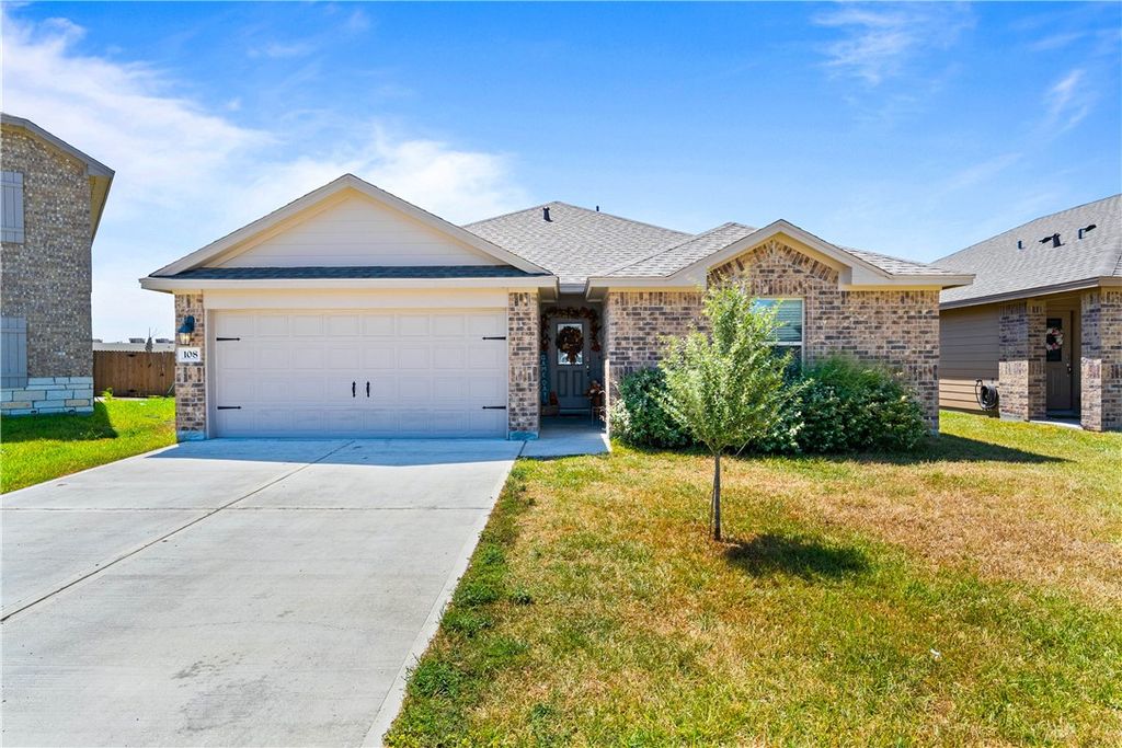 108 Donegal St, Sinton, TX 78387 — exterior