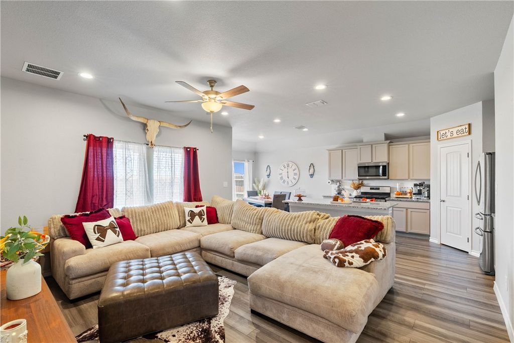 108 Donegal St, Sinton, TX 78387 — photo 4