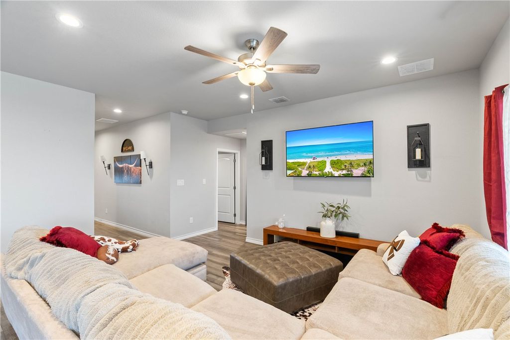 108 Donegal St, Sinton, TX 78387 — photo 5