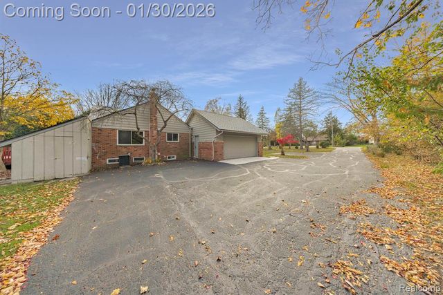 5731 Farmington Road, West Bloomfield, MI 48322