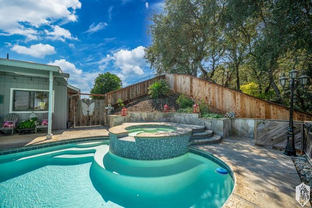 804 Hillswood Ct, Oakdale, CA 95361