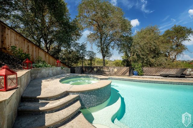 804 Hillswood Ct, Oakdale, CA 95361