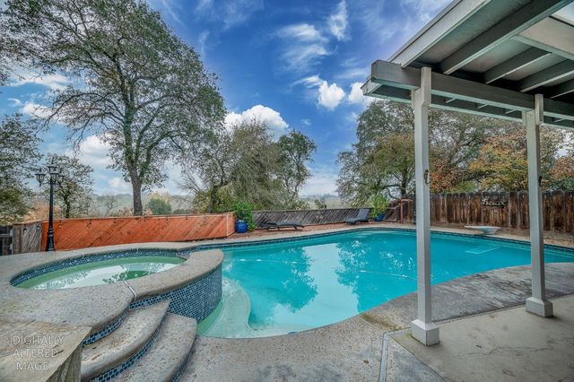 804 Hillswood Ct, Oakdale, CA 95361