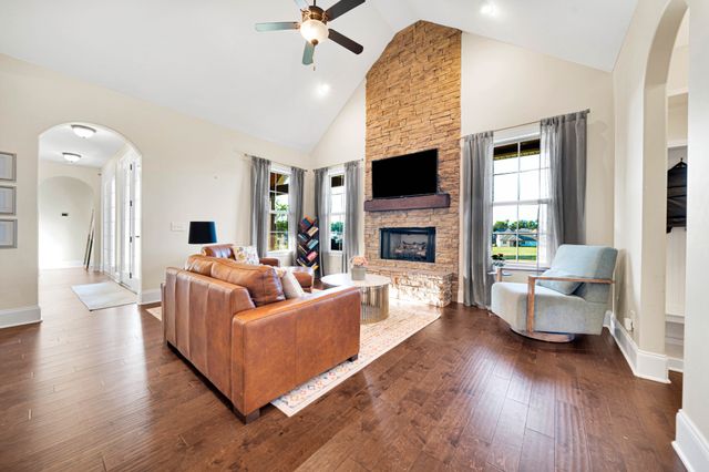 711 Shute Ln, Hendersonville, TN 37075