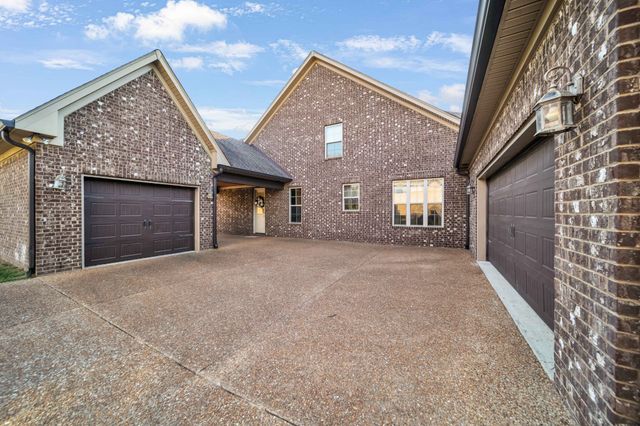 711 Shute Ln, Hendersonville, TN 37075