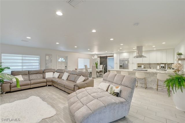 369 Caloosa DR, Labelle, FL 33935