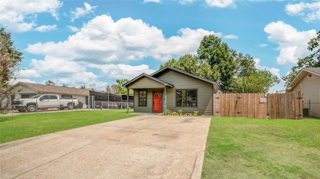 9822 Thorn Street, Houston, TX 77078