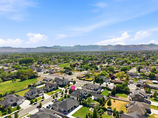 2176 W LEGEND CREEK CT, South Jordan, UT 84095