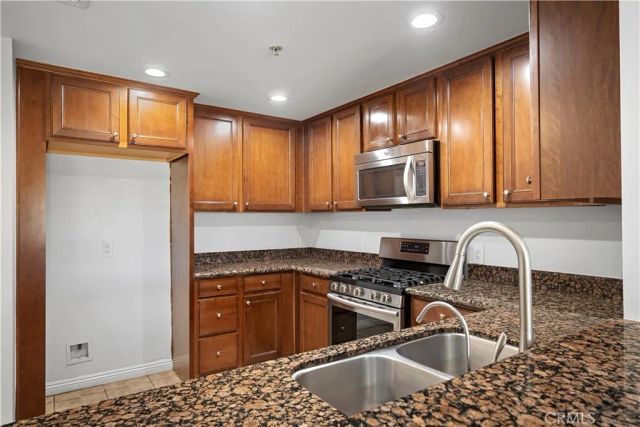 6800 Corbin Avenue 106, Reseda, CA 91335