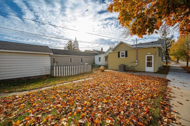 552 E 4th St, Winona, MN 55987