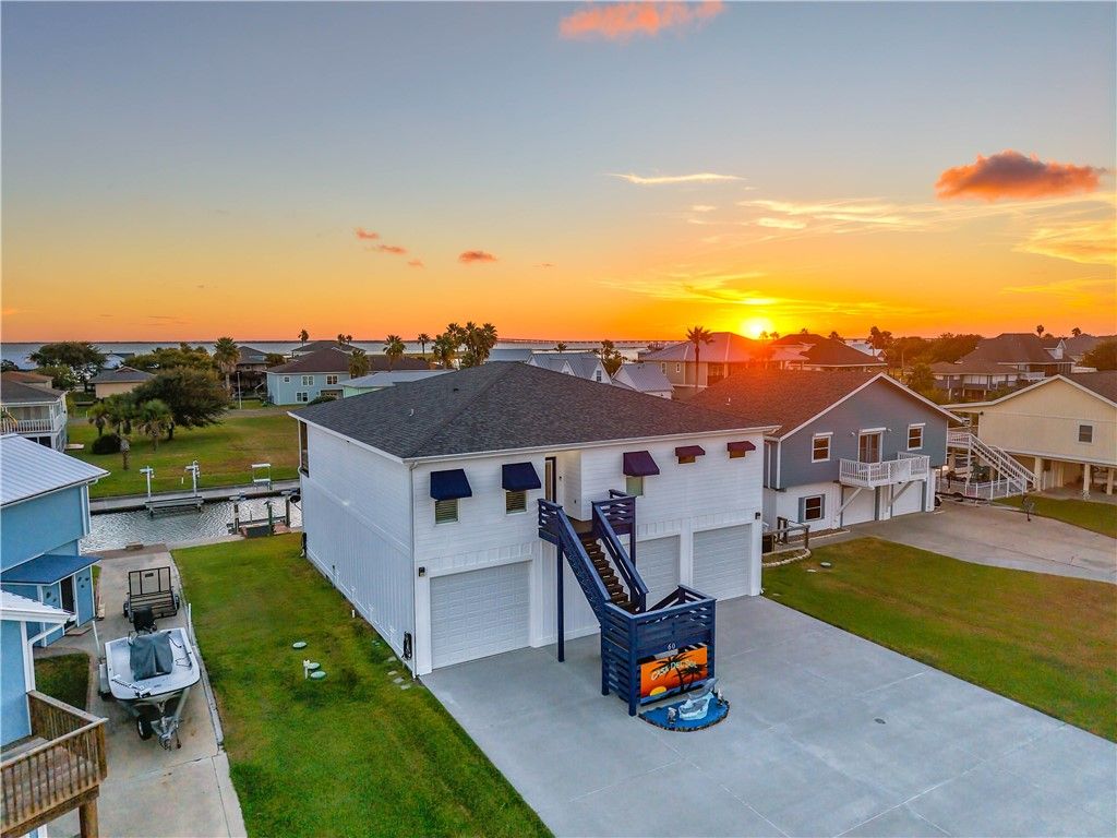 60 Magnolia St, Rockport, TX 78382 — photo 2