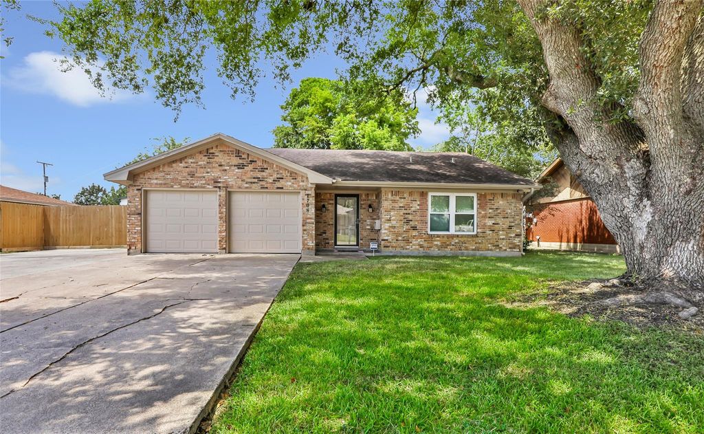 1708 17th Avenue N, Texas City, TX 77590