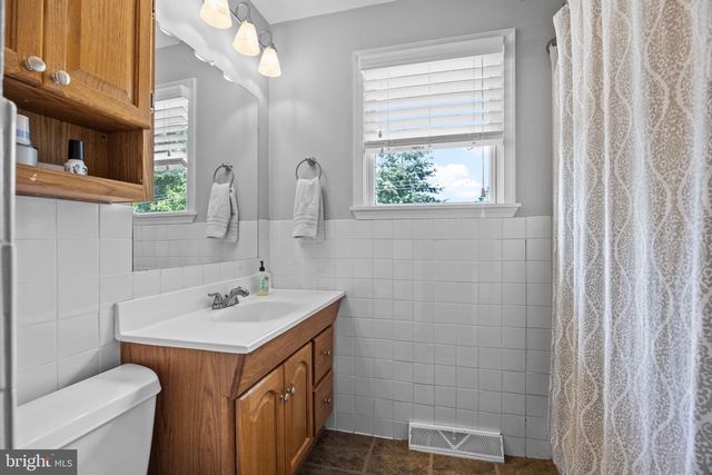 128 HEDGEROW DR, Yardley, PA 19067