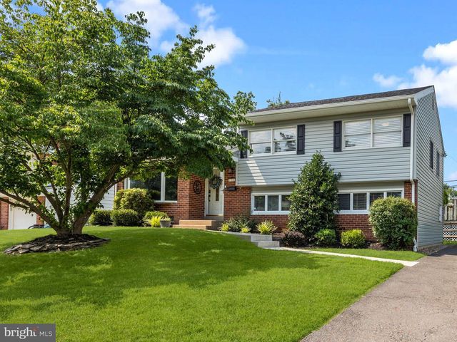 128 HEDGEROW DR, Yardley, PA 19067