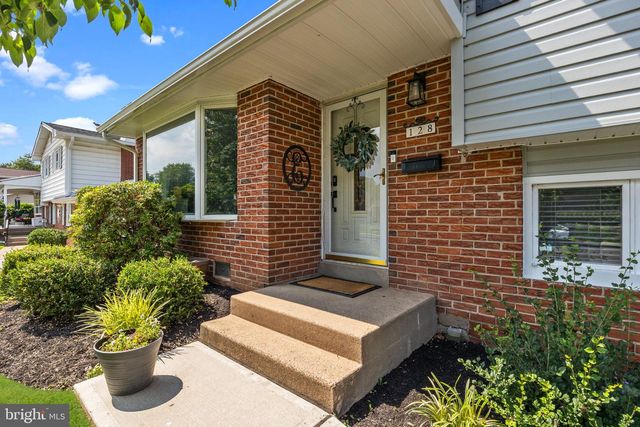 128 HEDGEROW DR, Yardley, PA 19067