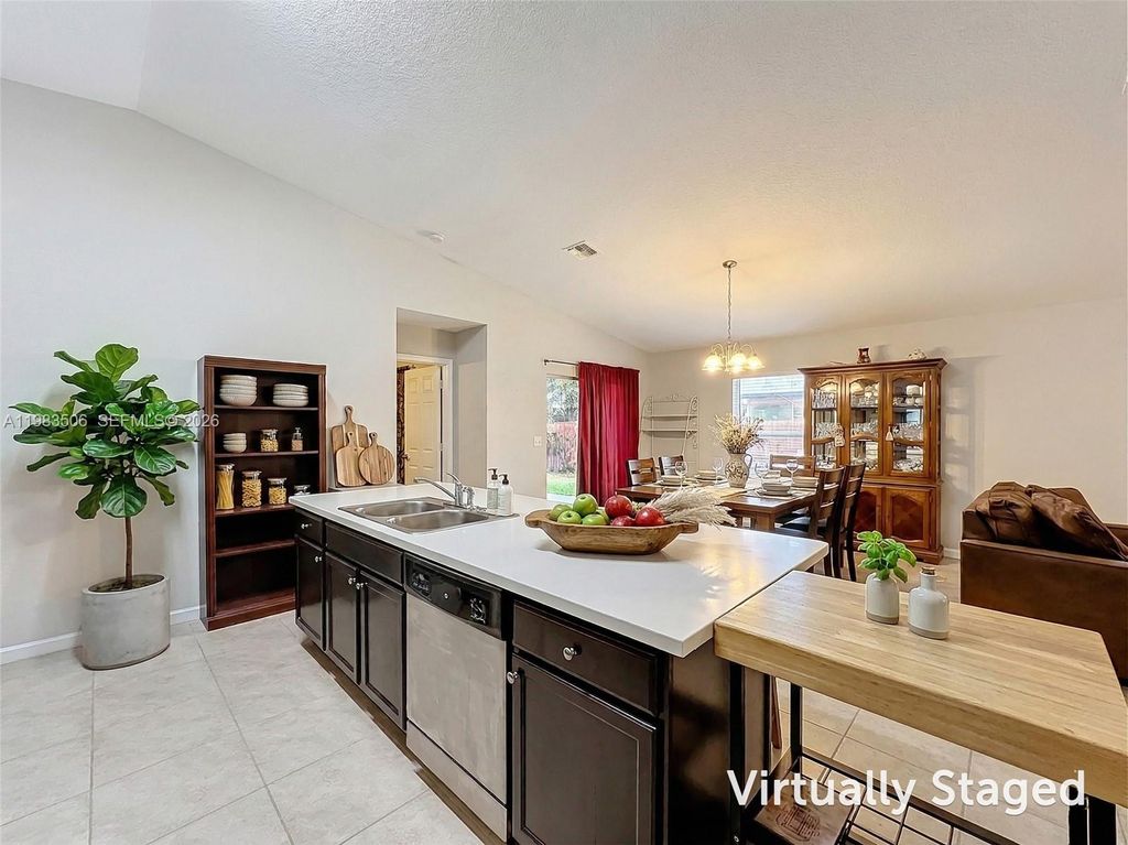 Image 11 of property listing at 865 SW Mccracken Ave, Port St. Lucie, FL 34953