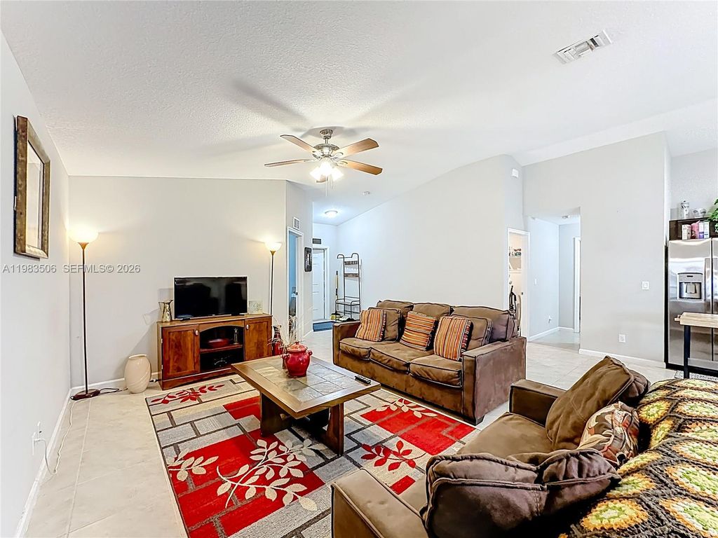 Image 4 of property listing at 865 SW Mccracken Ave, Port St. Lucie, FL 34953