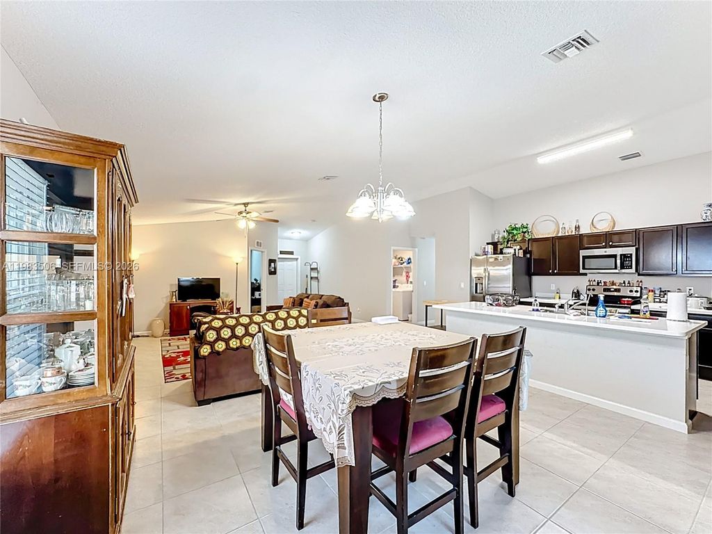 Image 7 of property listing at 865 SW Mccracken Ave, Port St. Lucie, FL 34953