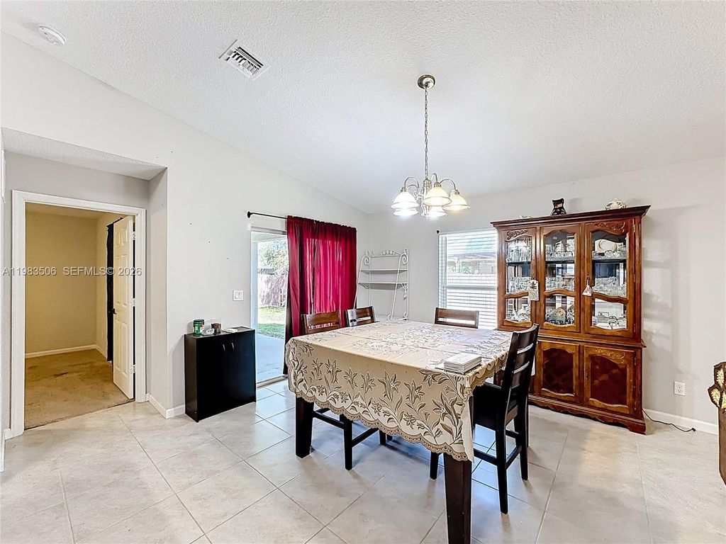 Image 8 of property listing at 865 SW Mccracken Ave, Port St. Lucie, FL 34953