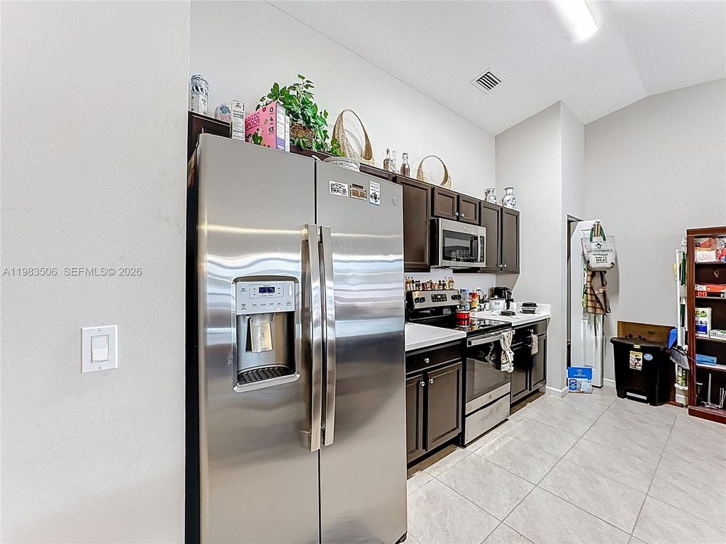 Image 9 of property listing at 865 SW Mccracken Ave, Port St. Lucie, FL 34953