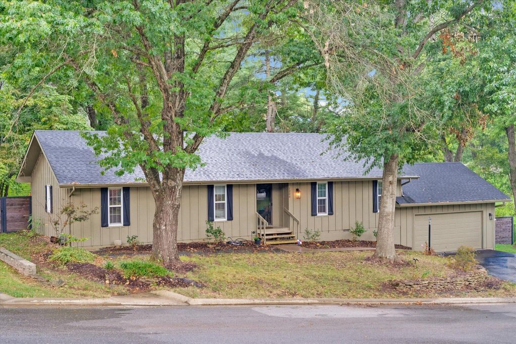 1200 E Summerhill Street, Ozark, MO 65721