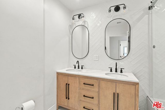 1633 S Wooster Street, Los Angeles, CA 90035