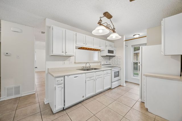118 E Denton Drive, Euless, TX 76039