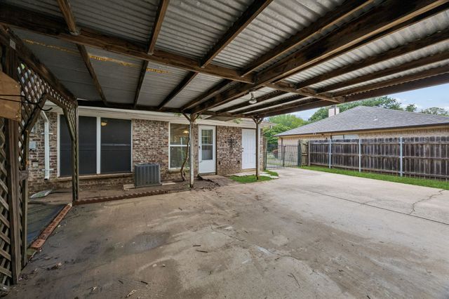 118 E Denton Drive, Euless, TX 76039