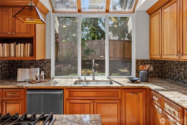 24717 SE 45th Pl, Issaquah, WA 98029