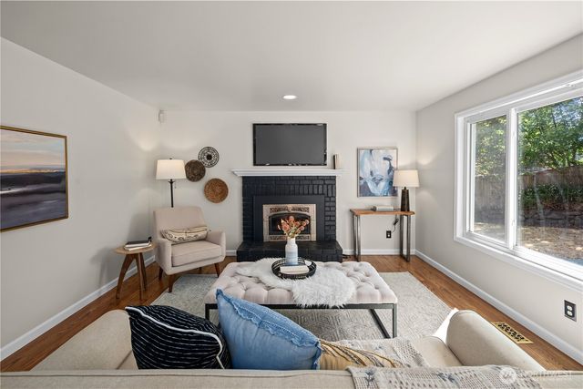 24717 SE 45th Pl, Issaquah, WA 98029