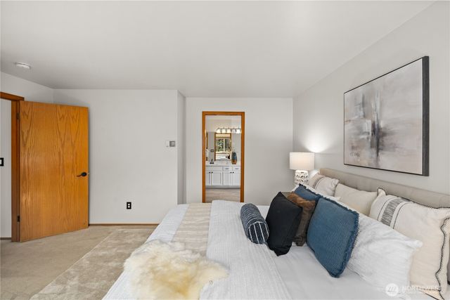 24717 SE 45th Pl, Issaquah, WA 98029