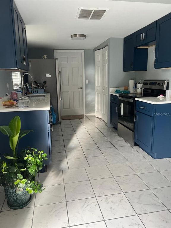 Image 4 of property listing at 818 POPLARWOOD LANE, Kissimmee, FL 34743