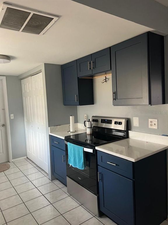 Image 6 of property listing at 818 POPLARWOOD LANE, Kissimmee, FL 34743