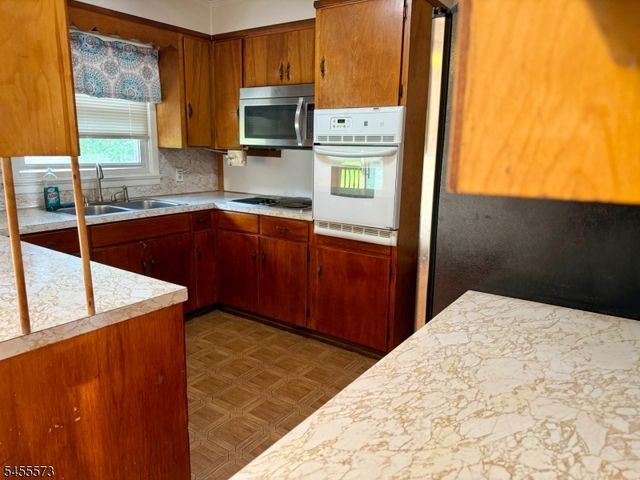12 Shady Ln, Newton Town, NJ 07860