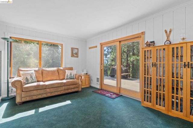 29810 Mariposa Dr, Cold Springs, CA 95335