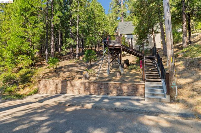 29810 Mariposa Dr, Cold Springs, CA 95335