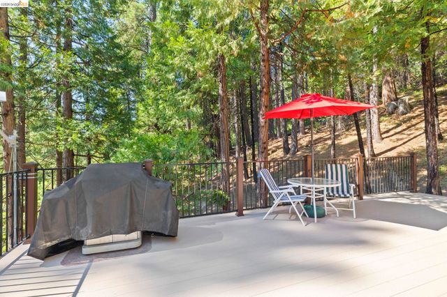 29810 Mariposa Dr, Cold Springs, CA 95335