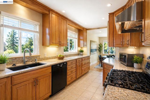 17676 Garland Ct, Castro Valley, CA 94546