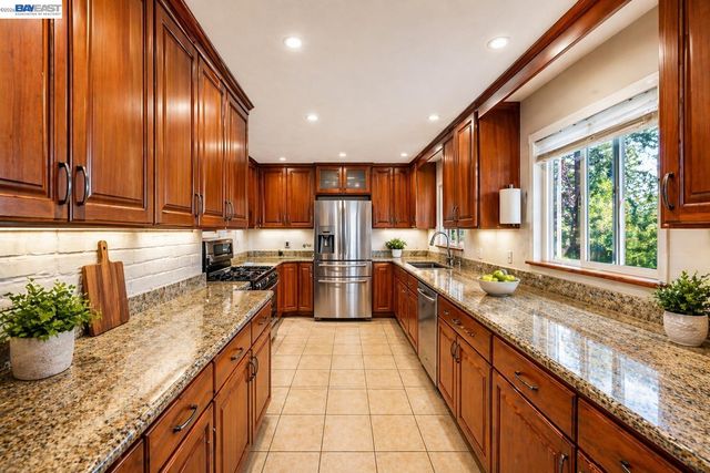 17676 Garland Ct, Castro Valley, CA 94546