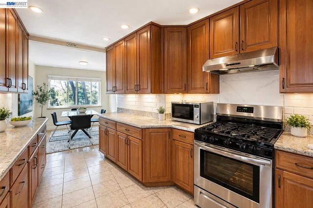 17676 Garland Ct, Castro Valley, CA 94546