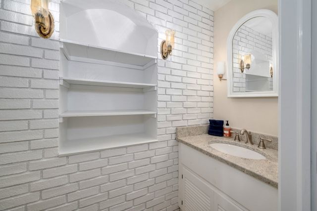 21 Strawberry Ln, Whitman, MA 02382